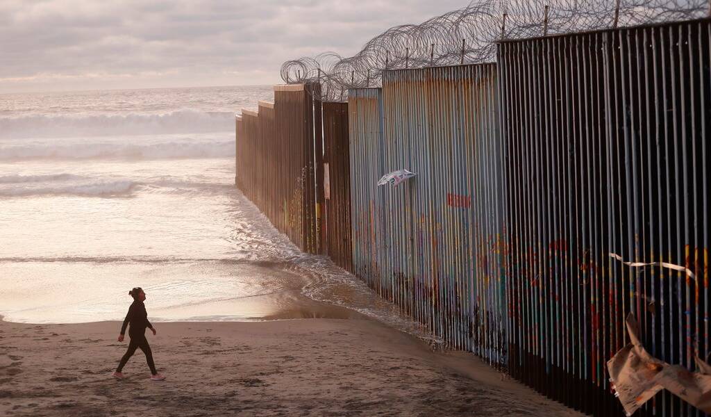 Trump busca dinero de donde pueda para el muro