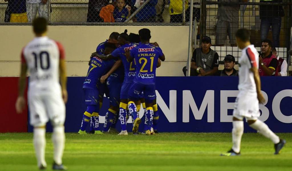 Delfín gana en Paraguay y avanza en la Libertadores