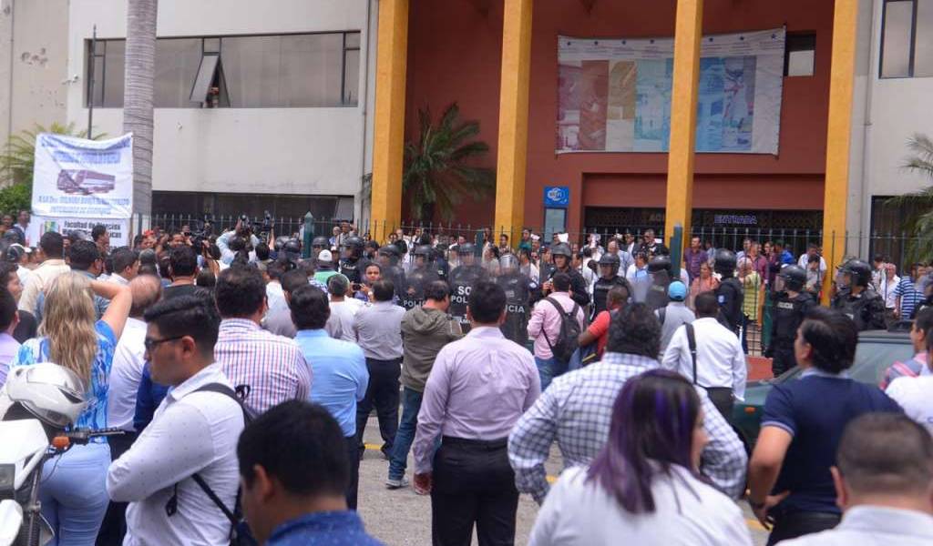 Continúa pugna por rector en Universidad de Guayaquil