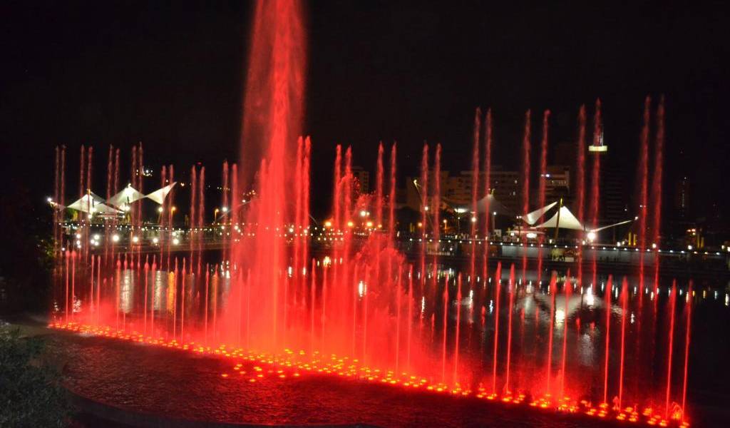 Aguas danzantes y un maravilloso espectáculo de luces encienden a Guayaquil