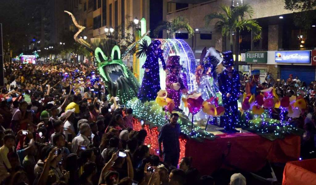 Listas las carrozas para el desfile navideño en Guayaquil