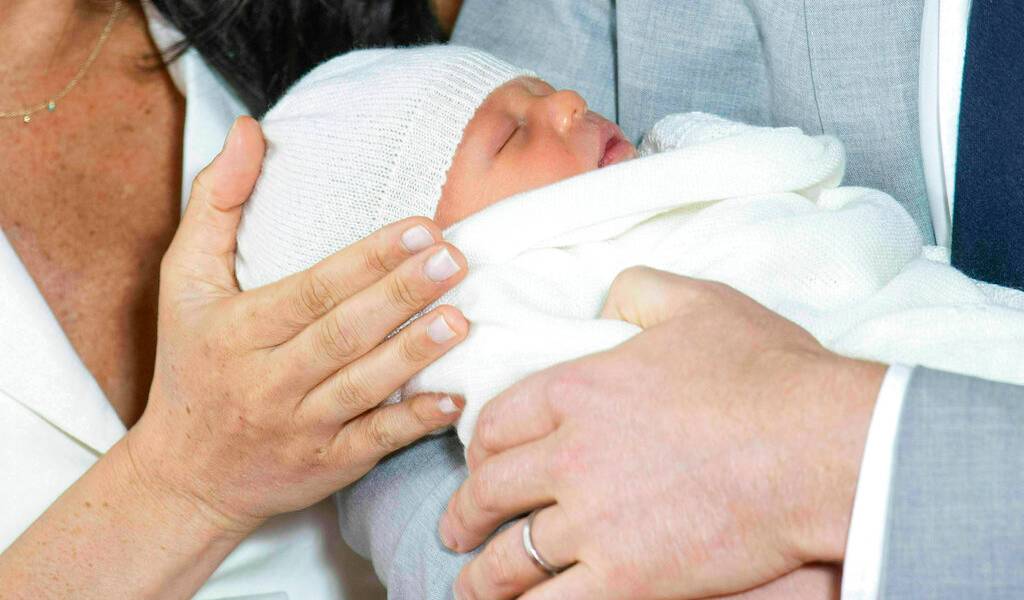 Meghan y el príncipe Harry muestran al Bebé Sussex