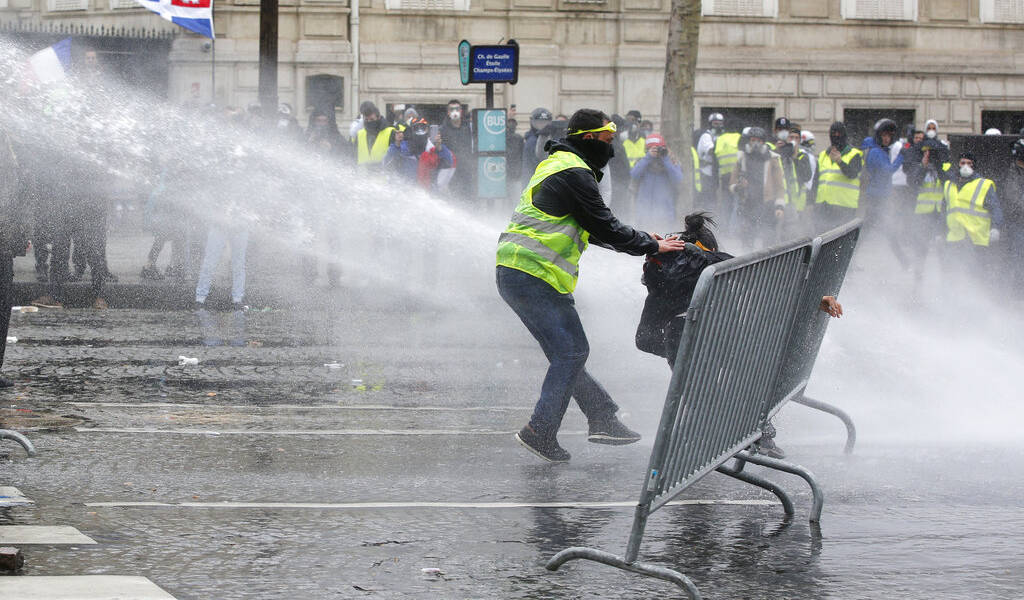 &quot;Chalecos amarillos&quot; vuelven a las calles de Francia