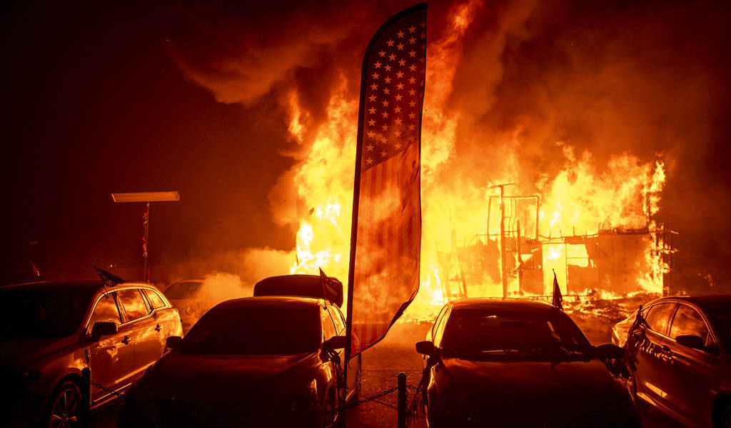 Incendios que arrasan California dejan 25 muertos