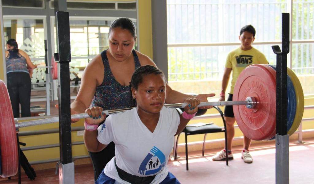 Deportes: Neisi Dajomes: Una Chica de Peso - Universidad San Francisco de Quito