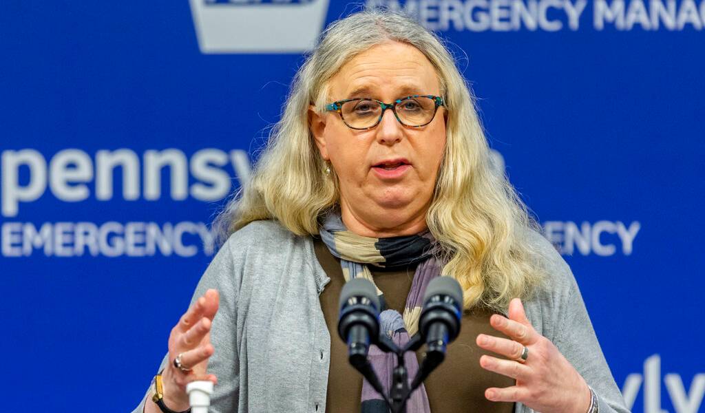 Biden nombra a mujer transgénero como subsecretaria de Salud