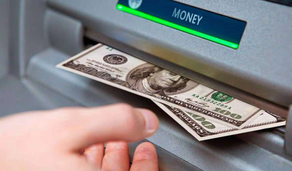 Premian a mujer que devolvió dinero hallado en cajero