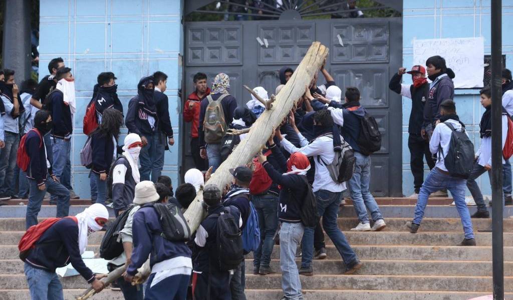 Nuevo enfrentamiento entre policías y estudiantes del Montúfar