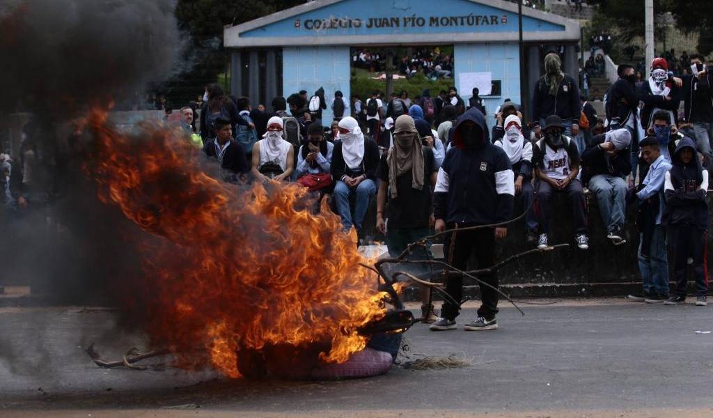 Nuevo enfrentamiento entre policías y estudiantes del Montúfar