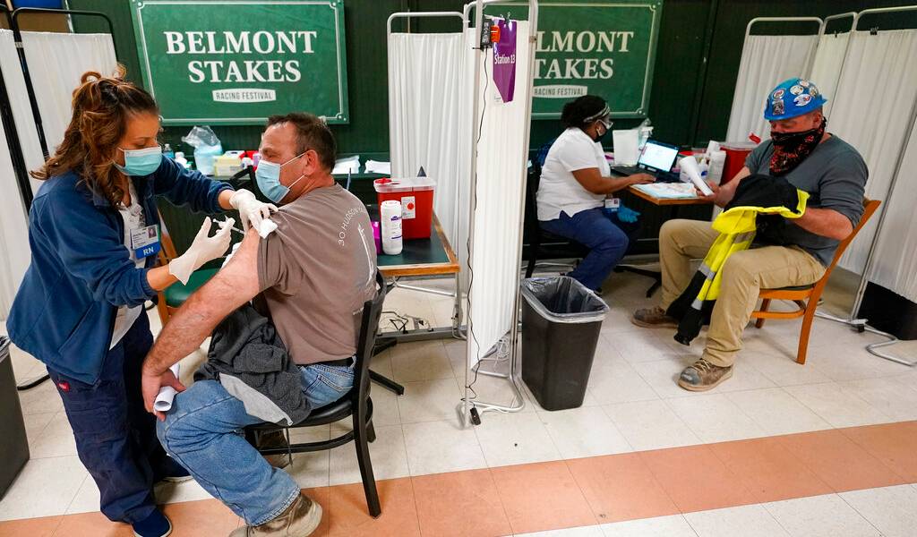 Estados Unidos reporta 5.800 casos de COVID en personas ya vacunadas