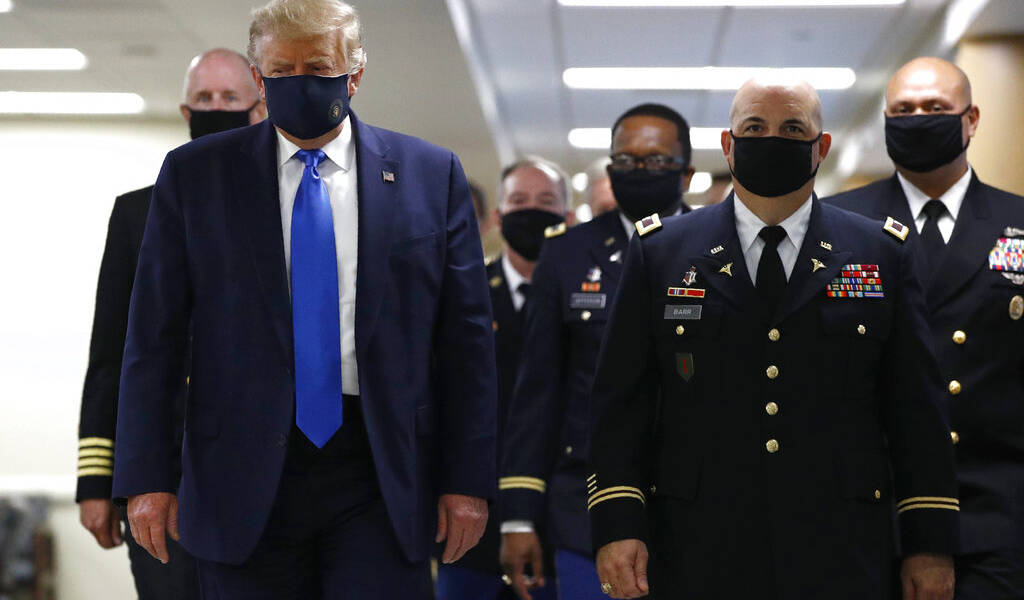 Trump, por primera vez en público con mascarilla