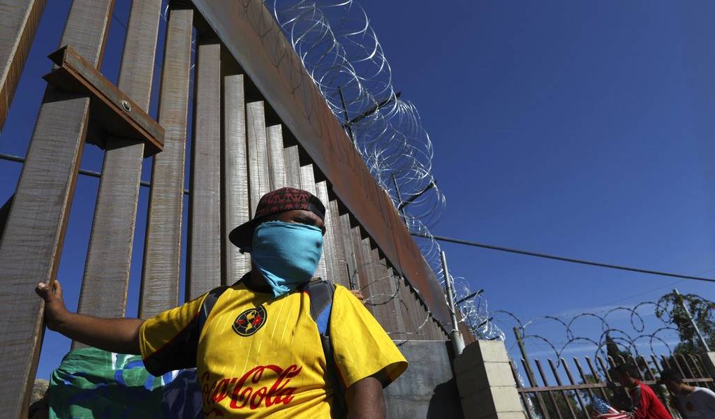 Migrantes exploran opciones tras choque en Tijuana