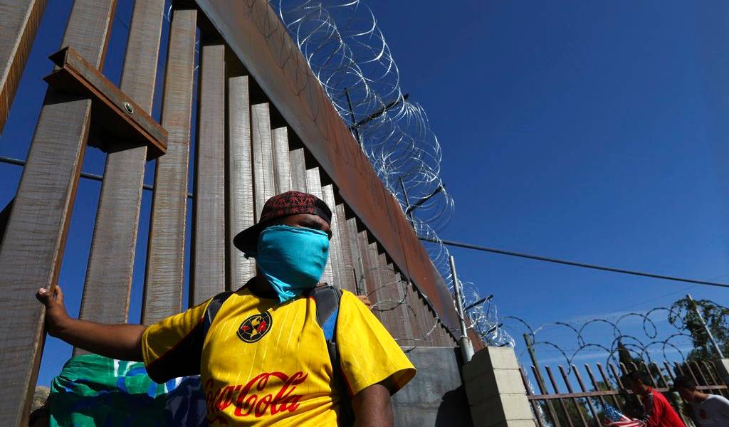 Migrantes exploran opciones tras choque en Tijuana