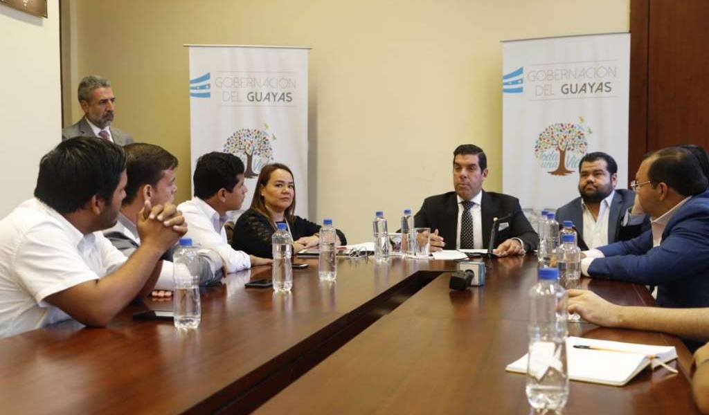 Estudiantes de Medicina se reúnen con gobernador del Guayas