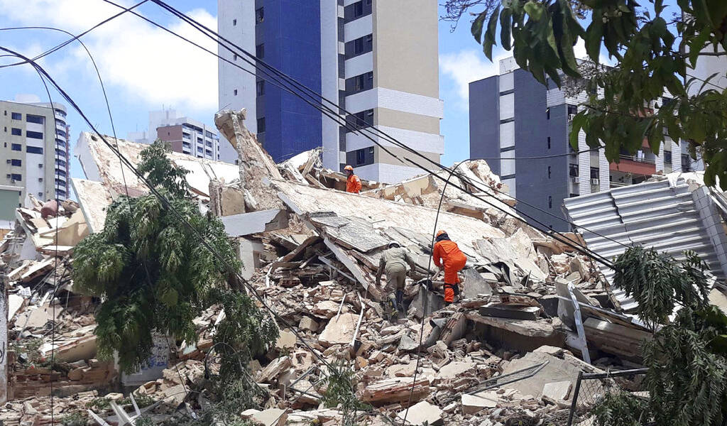 Al menos un muerto y diez desaparecidos tras derrumbe en Brasil