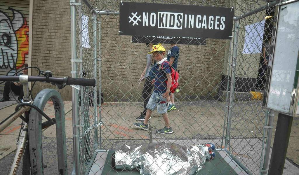 Con jaulas, protestan en Nueva York por detención de niños migrantes