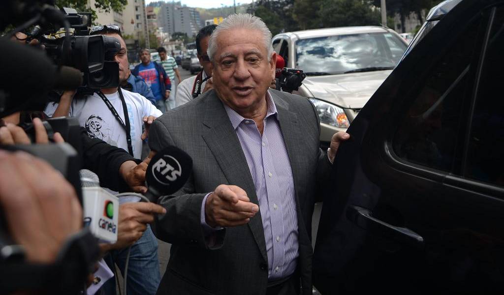 Luis Chiriboga Acosta se presenta en la Fiscalía para investigaciones