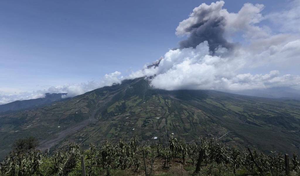 Suben nivel de alerta en zonas de influencia del volcán Tungurahua