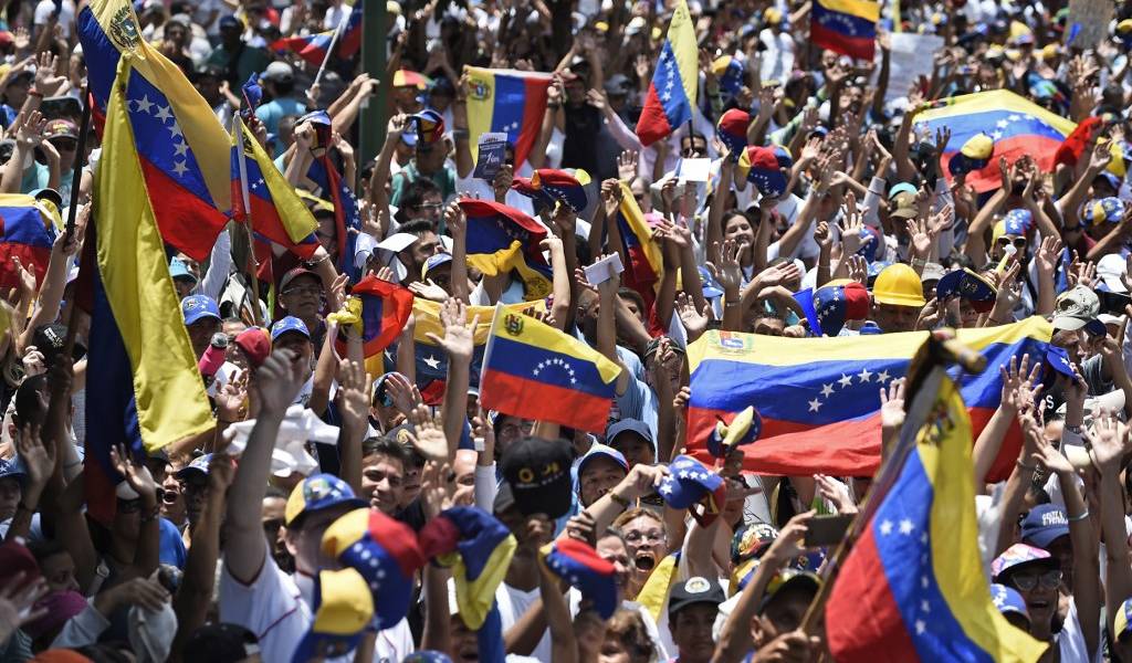 Venezolanos marchan tras alzamiento cívico-militar