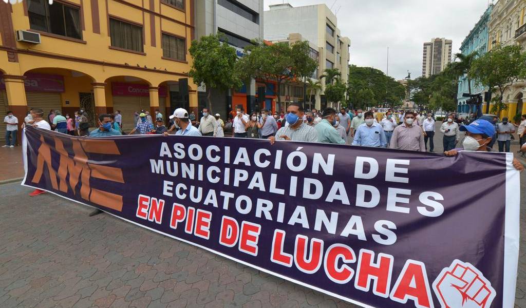 Alcaldes marchan en Guayaquil para exigir pagos del Gobierno