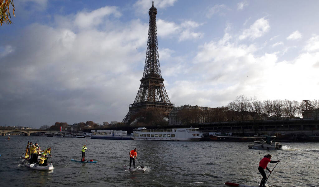 Evacúan Torre Eiffel luego de que intruso trata de escalarla