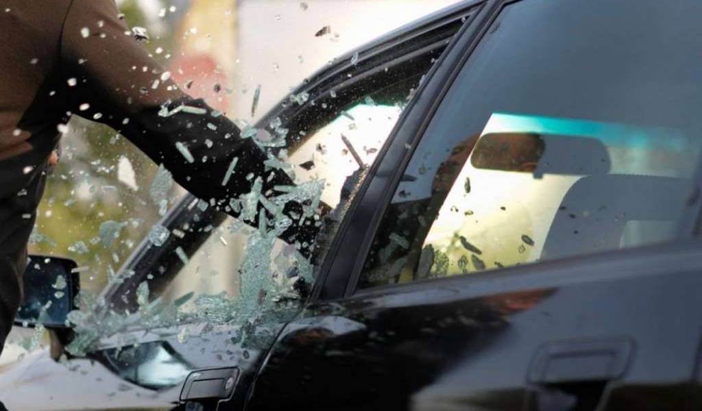 Roban a vehículo en un centro comercial de Guayaquil