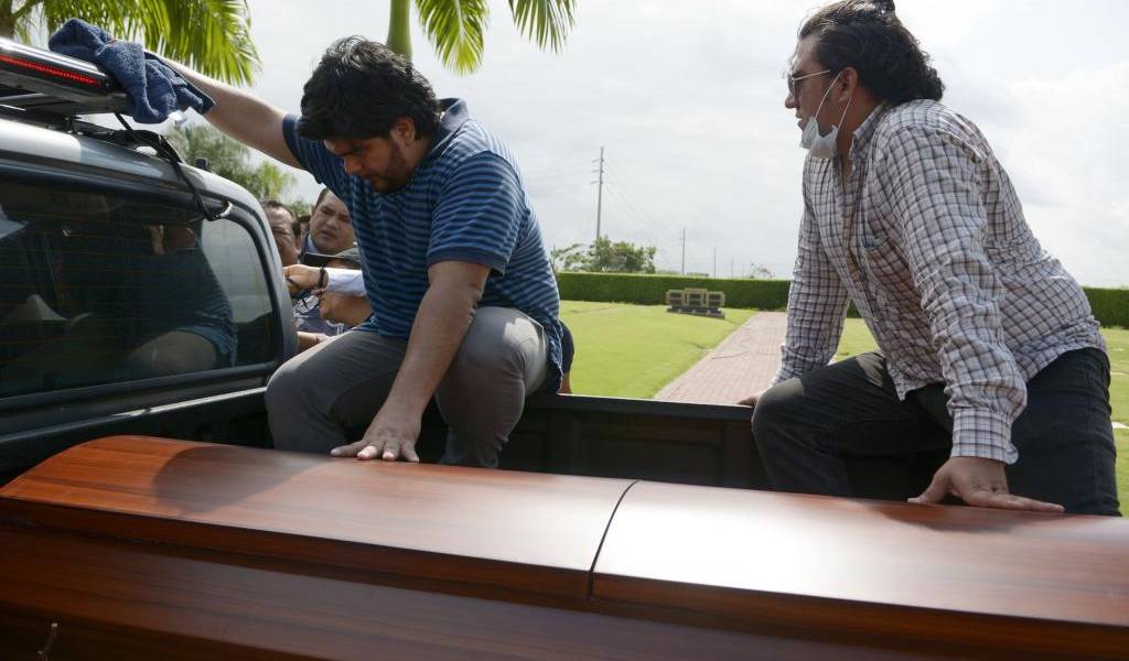 Exhuman cuerpo de reina de Durán para nueva autopsia