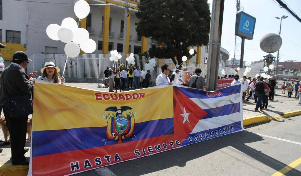 Simpatizantes de Alianza PAIS marcharon en Quito en memoria de Fidel Castro