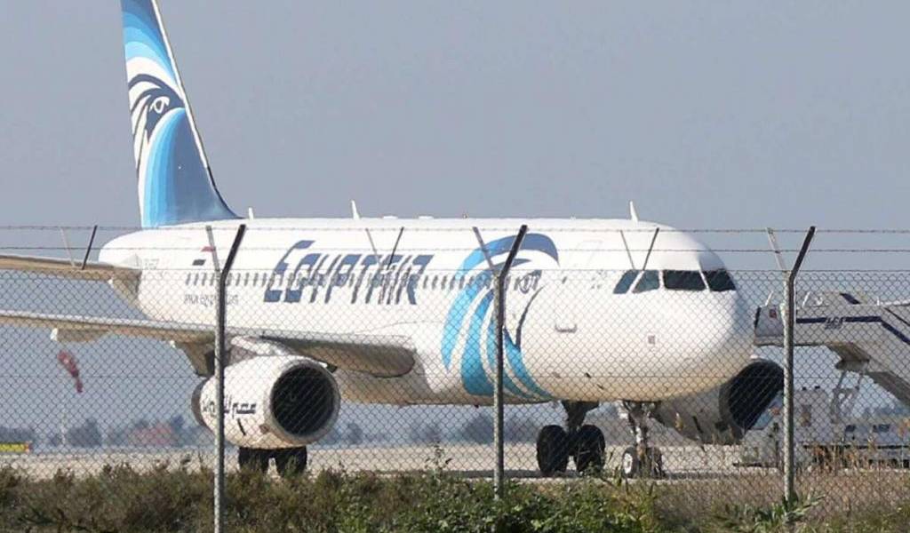 Avión de EgyptAir con 69 personas a bordo desaparece del radar