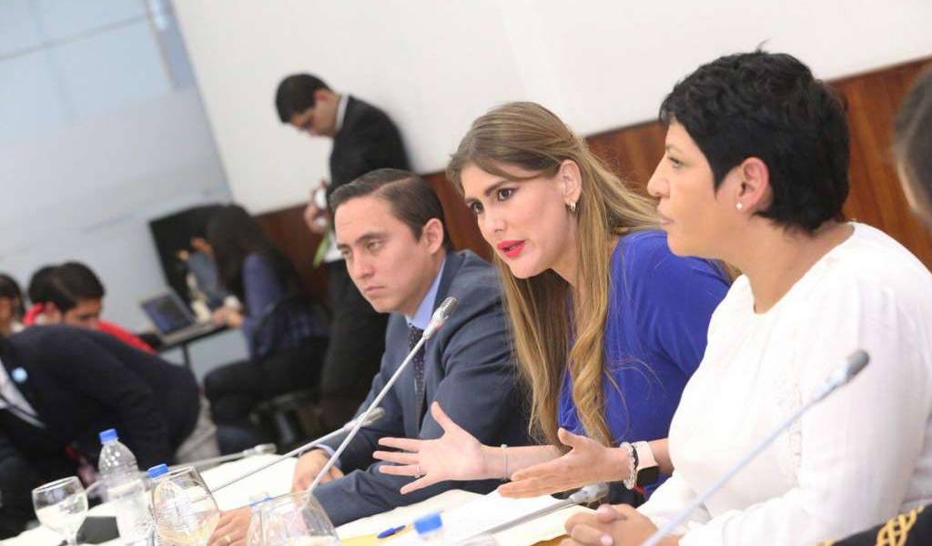 Reyes acusa a Espinosa de irregularidades en títulos