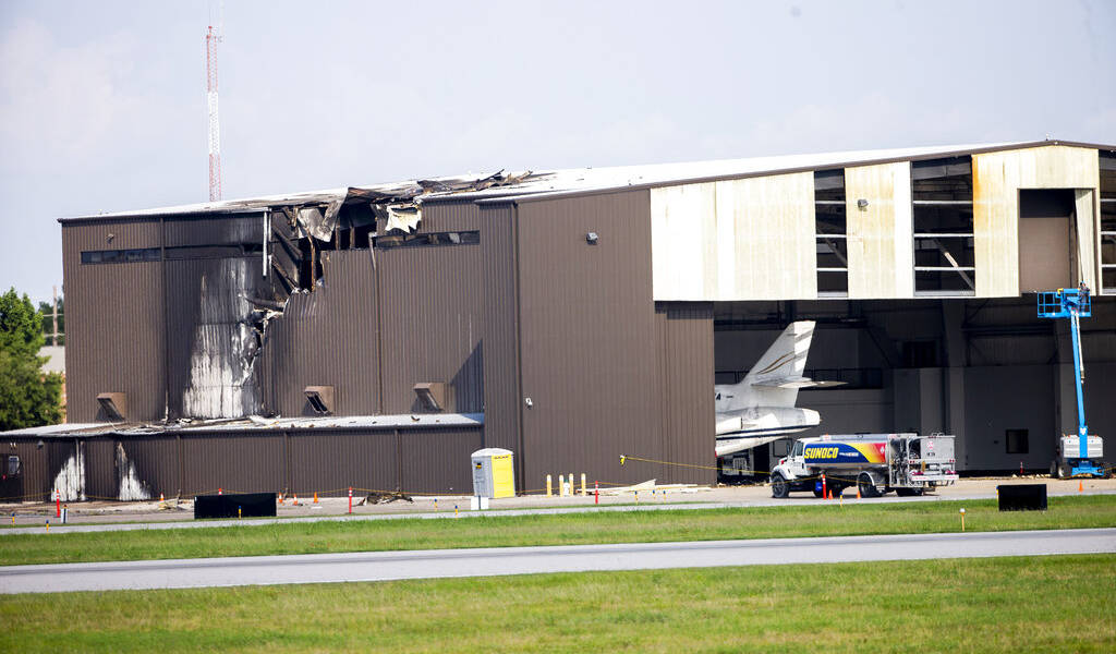 Avión se estrella contra un hangar en Texas