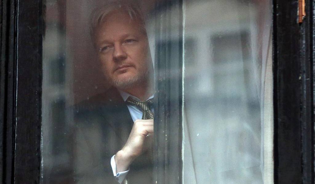 Ecuador confirma que suspendió temporalmente acceso a internet a Assange