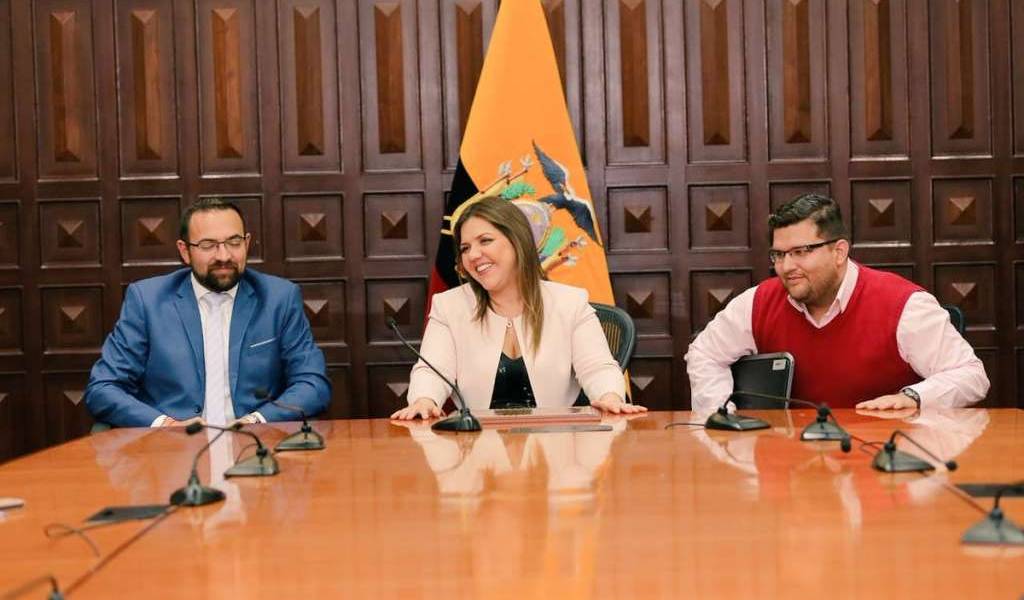 Pleno recibe renuncia de Vicuña a la vicepresidencia