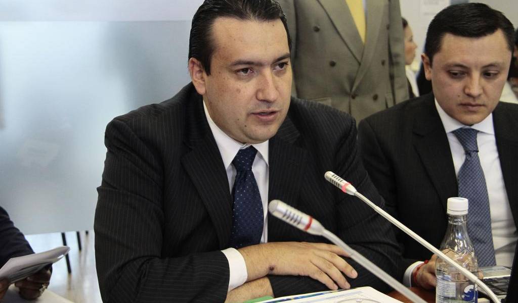 Ecuador recorta 1.420 millones de dólares del presupuesto del 2015