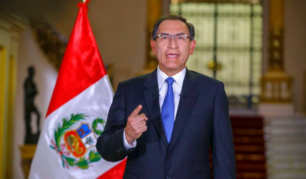 Vizcarra amenaza con disolver el Congreso de Perú