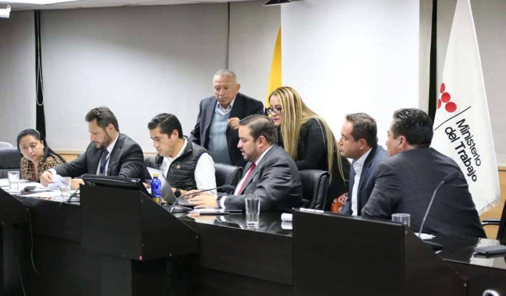 Maestros jubilados logran acuerdos para compensaciones