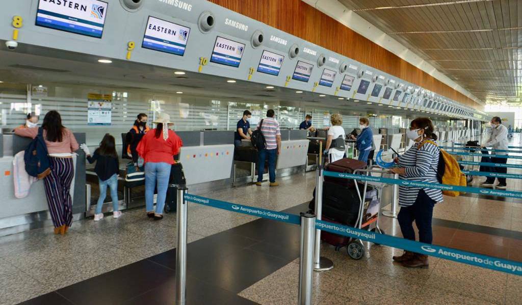 Aeropuerto de Quito reduce aforo en áreas públicas al 30 %