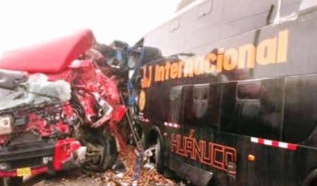 8 muertos en accidente hacia funeral de Alan García