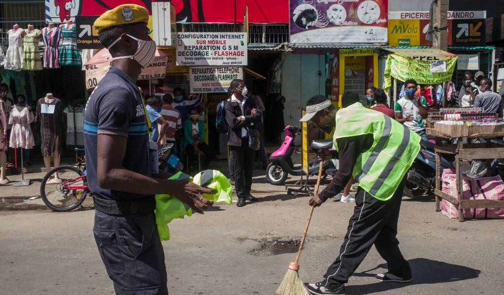 Madagascar obliga a barrer las calles a quienes salen sin mascarilla
