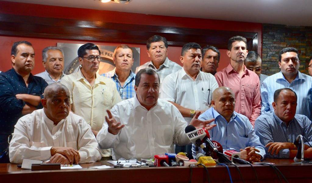 Transportistas advierten paro si no deroga alza de gasolina