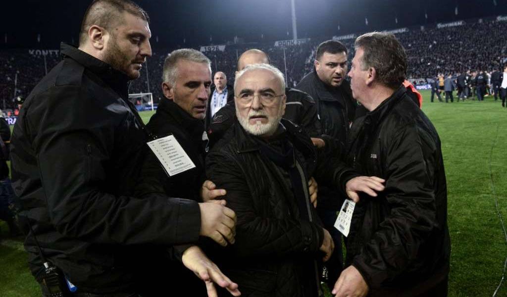 Presidente del PAOK se disculpa por entrar armado a la cancha