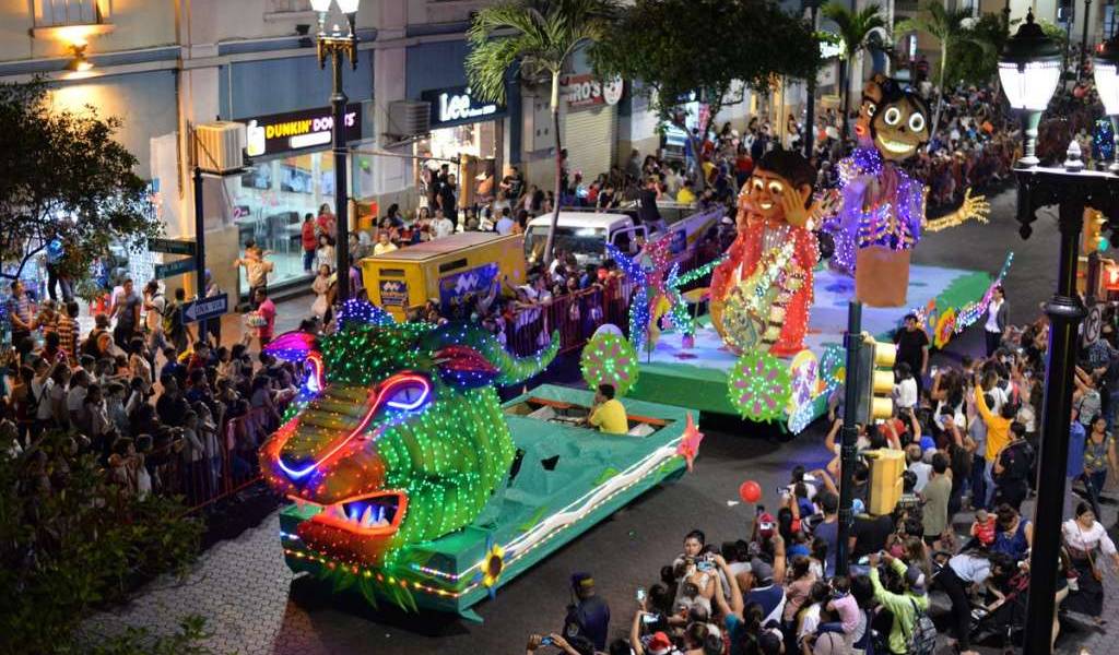 Guayaquileños disfrutaron de gran desfile de luces led