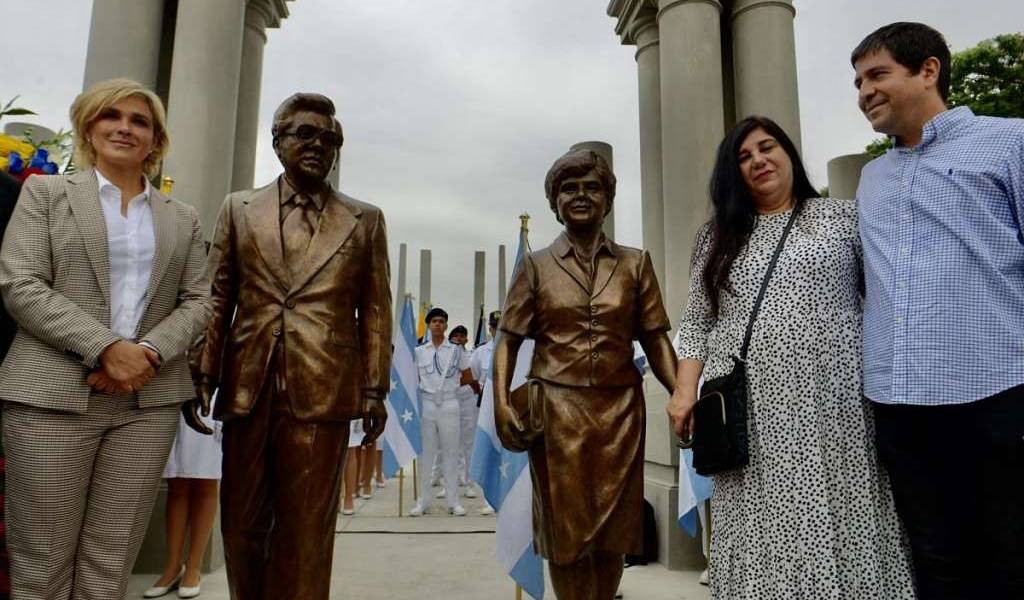 Develan monumento al expresidente Roldós y su esposa