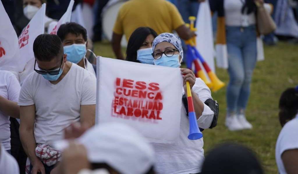 Multitudinaria marcha de los trabajadores de la salud en Quito