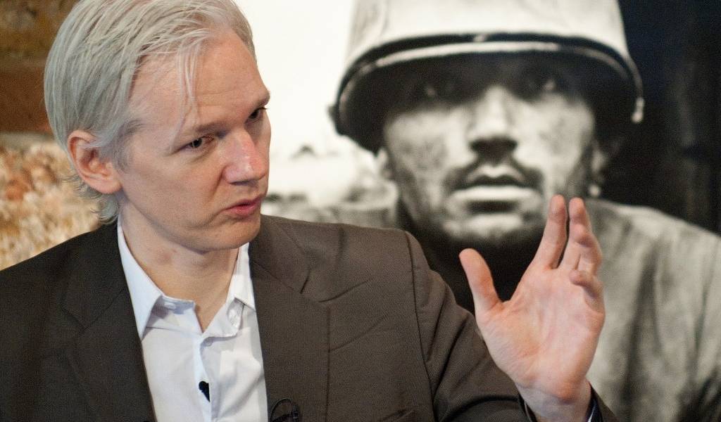 Defensa de Assange denuncia que lo maltrataron en prisión