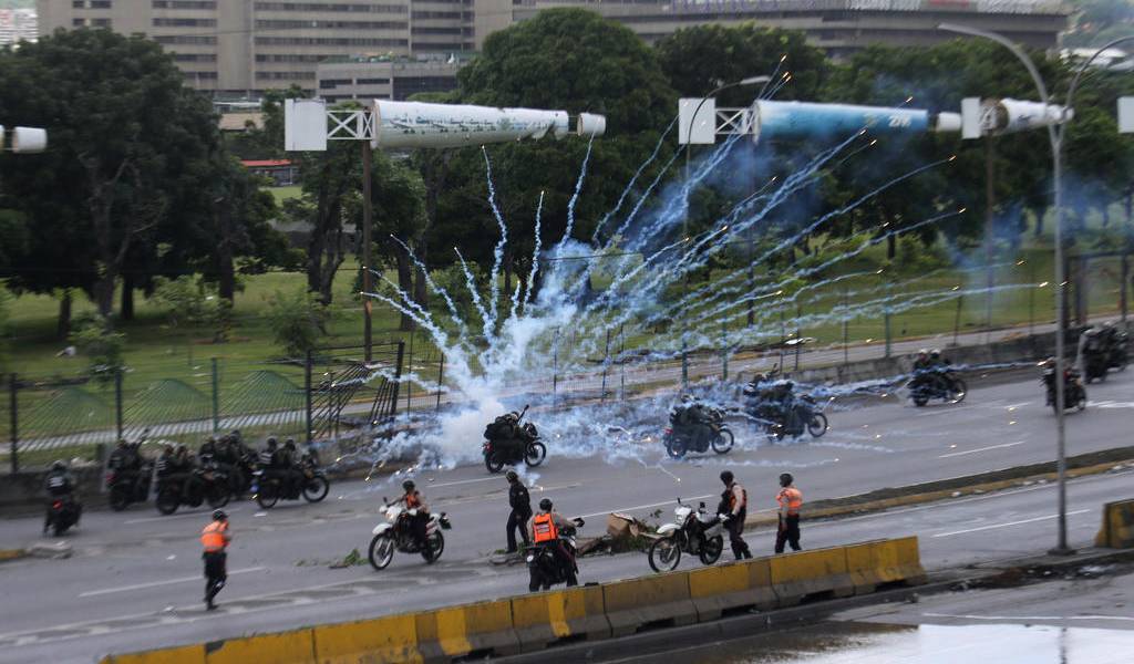 Presidente Maduro amenaza con recurrir a las armas tras "ataque terrorista"