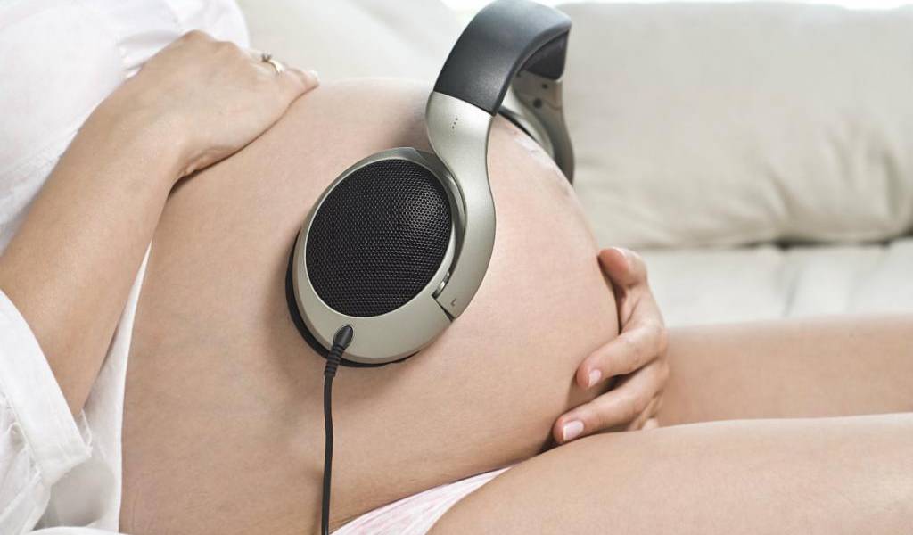 Los fetos no perciben los sonidos que les llegan a través del abdomen de su madre