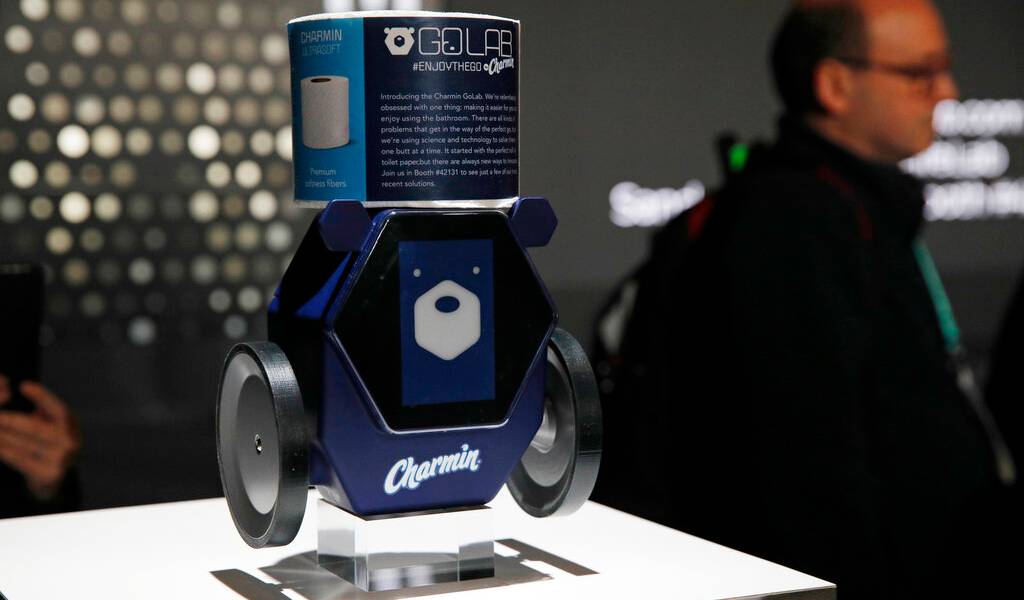 Presentan robot que lleva papel higiénico al baño