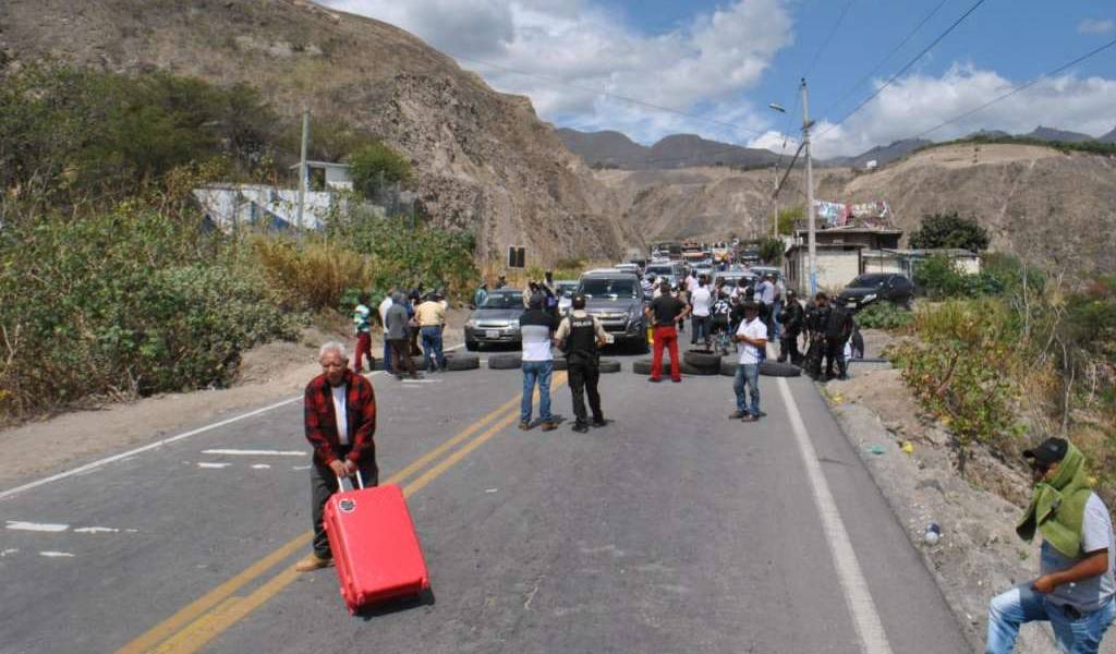 Principal paso entre Ecuador y Colombia, cerrado por sexto día