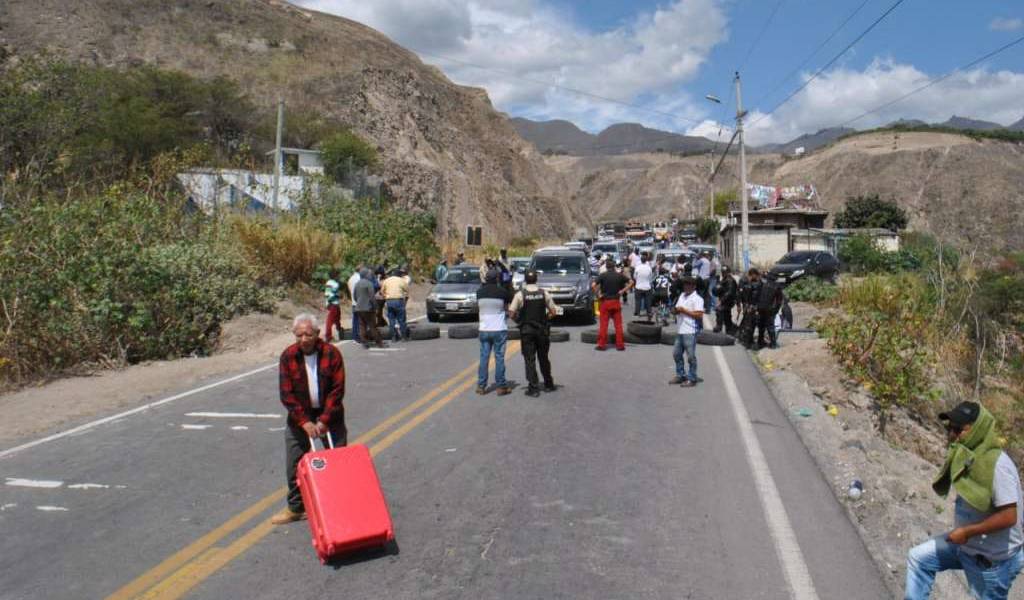 Principal paso entre Ecuador y Colombia, cerrado por sexto día